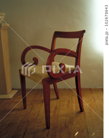 リビングルームのブラインドから差し込むソフトな光を受けたイタリアポラダ社のガルボ チェアー 102678643