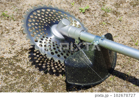 草刈作業後の草刈機 102678727