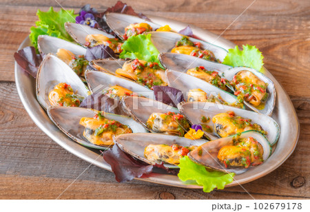 Baked half shell mussels 102679178