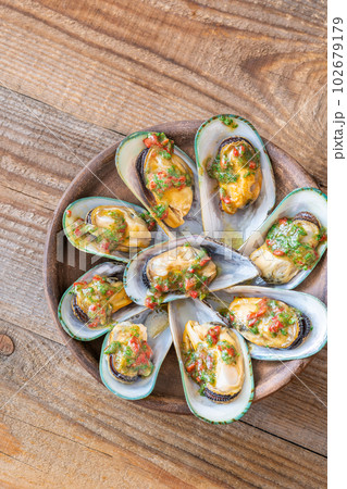 Baked half shell mussels 102679179