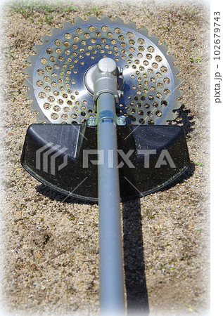 草刈作業後の草刈機（イラスト風） 102679743