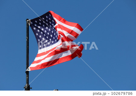 風になびくアメリカ国旗 USA flag streaming in wind 102679786