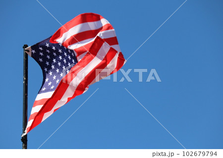風になびくアメリカ国旗 USA flag streaming in wind 102679794