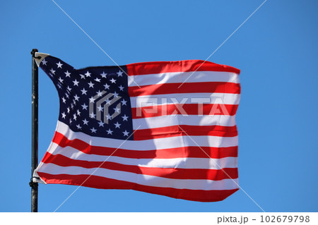 風になびくアメリカ国旗 USA flag streaming in wind 102679798