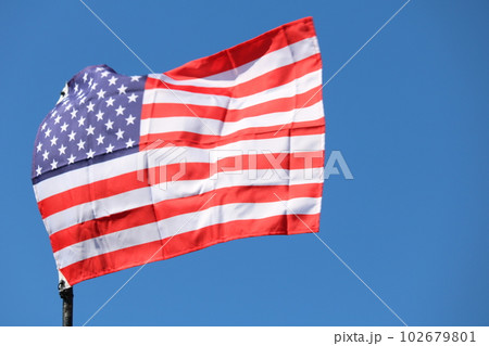 風になびくアメリカ国旗 USA flag streaming in wind 102679801