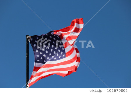 風になびくアメリカ国旗 USA flag streaming in wind 102679803