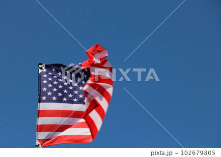 風になびくアメリカ国旗 USA flag streaming in wind 102679805