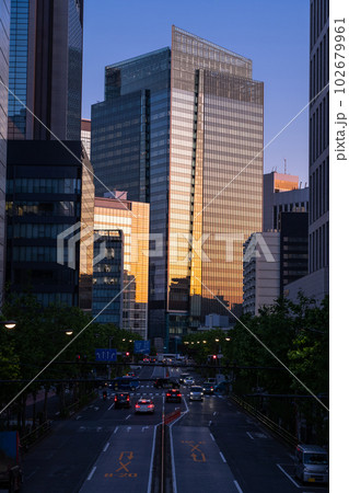 《東京都》東京オフィス街の夕景・港区芝 102679961