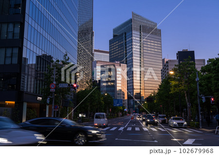 《東京都》東京オフィス街の夕景・港区芝 102679968