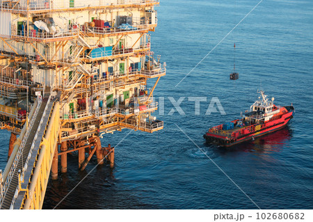 Offshore oil and gas industry and operated by technician petroleum. Worker walking to oil and gas plant for work as routine plan. Maintenance and Operation work scope in oil and gas plant. Offshore oil and gas industry and operated by technician petroleum. Worker walking to oil and gas plant for work as routine plan. Maintenance and Operation work scope in oil and gas plant. 102680682