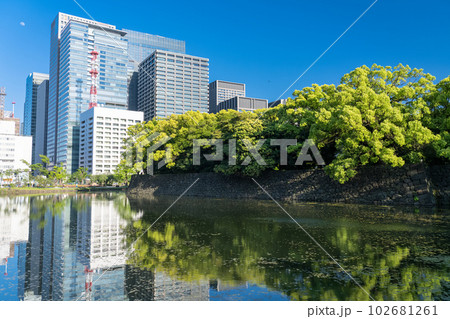 《東京都》新緑のオフィス街・東京大手町 102681261