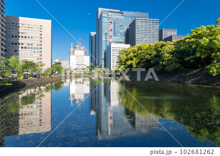 《東京都》新緑のオフィス街・東京大手町 102681262