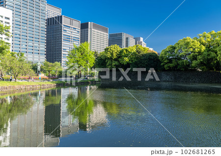 《東京都》新緑のオフィス街・東京大手町 102681265