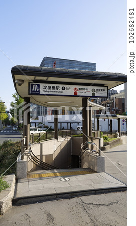 大阪メトロ御堂筋線、京阪電車の淀屋橋駅7号出入口 102682481