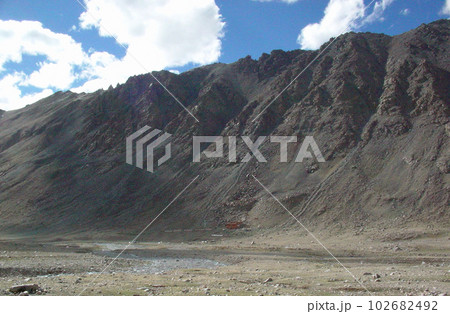カイラス巡礼路 ディラ・プク・ゴンパ遠景 カイラス巡礼路 ディラ・プク・ゴンパ遠景 102682492