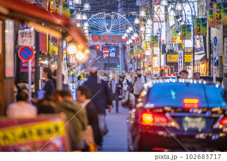 日本の東京都市景観 5類移行後の初の金曜日。賑わう新橋西口通り。奥は新橋駅烏森口…＝5月12日 102683717