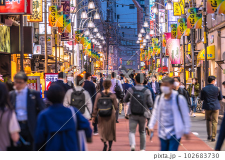 日本の東京都市景観 5類移行後の初の金曜日。多くの人たちで溢れる新橋西口通り…＝5月12日 102683730