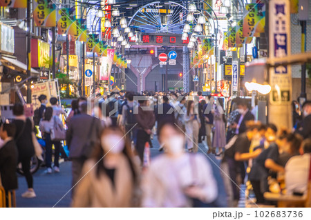 日本の東京都市景観 5類移行後の初の金曜日。賑わう新橋西口通り。奥は新橋駅烏森口…=5月12日 日本の東京都市景観 5類移行後の初の金曜日。賑わう新橋西口通り。奥は新橋駅烏森口…=5月12日 102683736