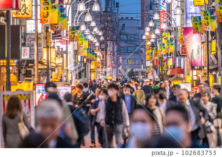日本の東京都市景観 5類移行後の初の金曜日。多くの人たちで溢れる新橋西口通り…=5月12日 日本の東京都市景観 5類移行後の初の金曜日。多くの人たちで溢れる新橋西口通り…=5月12日 102683753