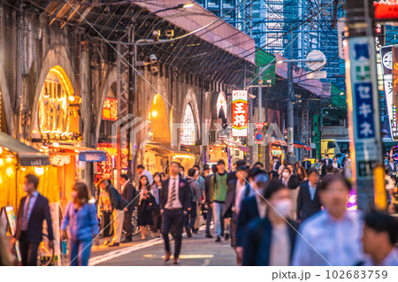 日本の東京都市景観 5類移行後の初の金曜日。飲み客や仕事帰りの人たちで賑わう飲み屋街…=5月12日 日本の東京都市景観 5類移行後の初の金曜日。飲み客や仕事帰りの人たちで賑わう飲み屋街…=5月12日 102683759