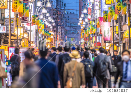 日本の東京都市景観 5類移行後の初の金曜日。多くの人たちで溢れる新橋西口通り…＝5月12日 102683837