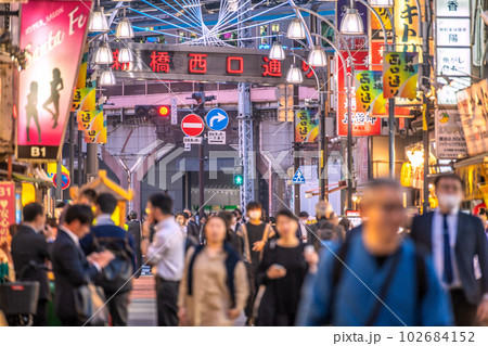 日本の東京都市景観 5類移行後の初の金曜日。賑わう新橋西口通り。奥は新橋駅烏森口…＝5月12日 102684152