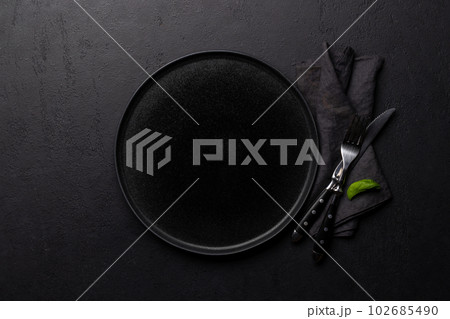 Top-down view of an empty plate and silverware mockup 102685490