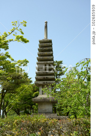 新緑の清水寺 十三重石塔 京都市東山区 新緑の清水寺 十三重石塔 京都市東山区 102685939