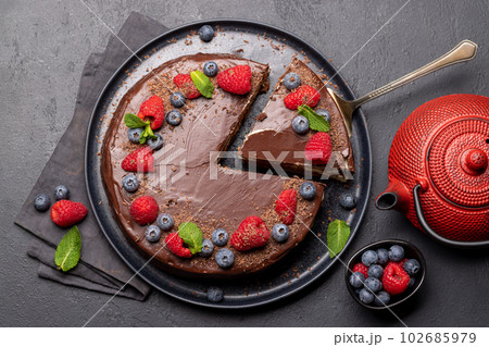Chocolate cake dessert with fresh berries 102685979