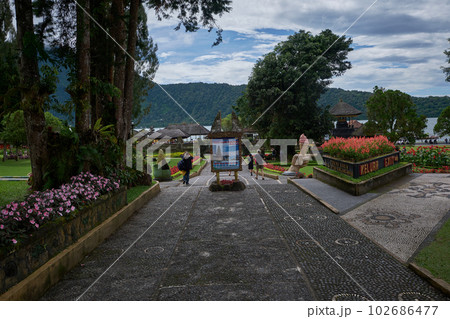 The main entrance to Pura Ulun Danu Beratan (Pura Ulun Danu Bratan or Pura Bratan ) which is a major Hindu Shaivite temple in Bali on the shores of lake Bratan.  102686477