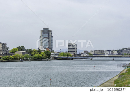 松江　松江新大橋と大橋川　島根県松江市 102690274