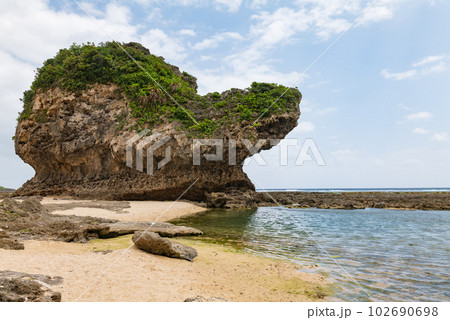 沖縄県八重瀬町具志頭のぐしちゃん浜の海と青空と岩の風景	 102690698