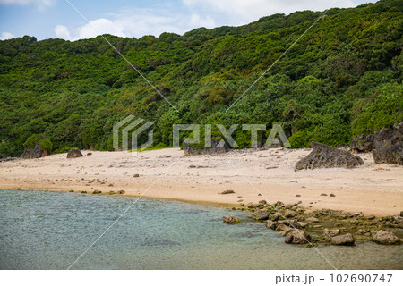 沖縄県八重瀬町具志頭の玻名城ビーチの海と砂浜の風景 沖縄県八重瀬町具志頭の玻名城ビーチの海と砂浜の風景 102690747