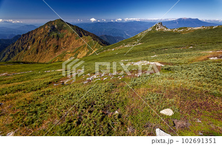 中央アルプス・島田娘稜線から見る三ノ沢岳と御嶽 102691351
