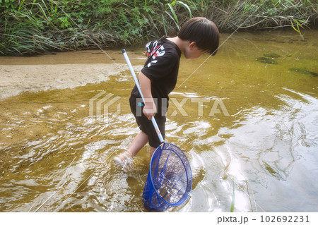 川遊びをしている少年 川遊びをしている少年 102692231