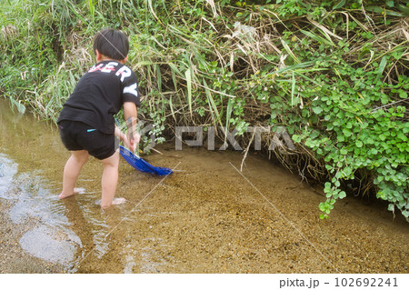 川遊びをしている少年 川遊びをしている少年 102692241