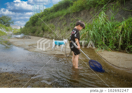 川遊びをしている少年 川遊びをしている少年 102692247