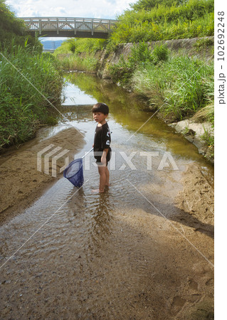 川遊びをしている少年 川遊びをしている少年 102692248