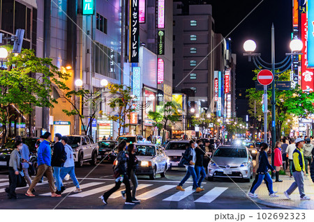 北海道　札幌市　人々で賑わう夜のすすきの 102692323