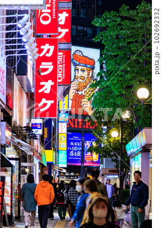 北海道 札幌市 人々で賑わう夜のすすきの 北海道 札幌市 人々で賑わう夜のすすきの 102692332