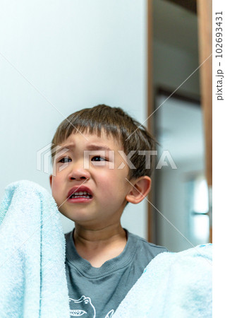 イヤイヤ期の子供　号泣　大泣きする男の子 102693431