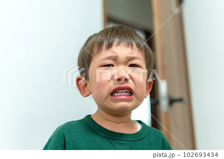 イヤイヤ期の子供 号泣 大泣きする男の子 イヤイヤ期の子供 号泣 大泣きする男の子 102693434