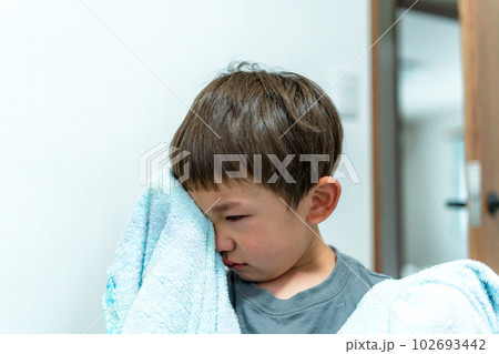 イヤイヤ期の子供　号泣　大泣きする男の子 102693442