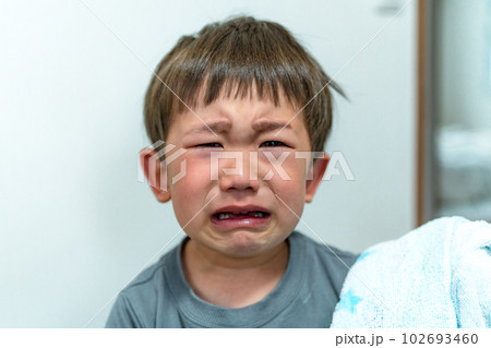 イヤイヤ期の子供 号泣 大泣きする男の子 イヤイヤ期の子供 号泣 大泣きする男の子 102693460