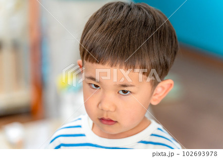 イヤイヤ期の男の子 ボーダーの服を着た男の子 イヤイヤ期の男の子 ボーダーの服を着た男の子 102693978