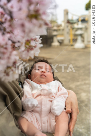 生後2ヶ月の赤ちゃん 生後2ヶ月の赤ちゃん 102694385