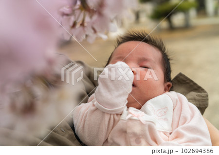 生後2ヶ月の赤ちゃん　 102694386