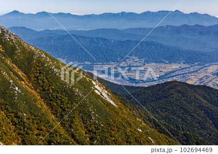 中央アルプス・宝剣岳稜線・島田娘から見る八ヶ岳連峰 102694469