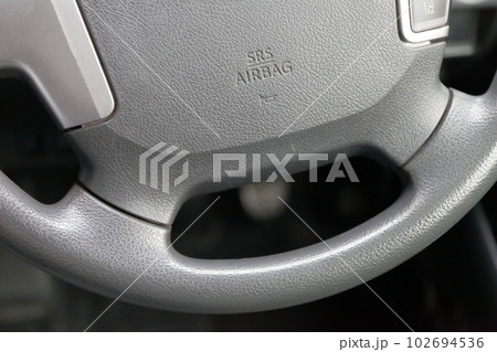 ワゴン車の運転席　イメージ 102694536