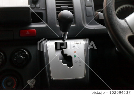 ワゴン車の運転席　イメージ 102694537